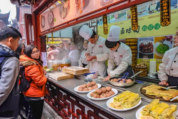 Shanghai/Çin - 25 Ocak 2015: tanımlanamayan Çince şef aşçı ve ticaret geleneksel gıda Yuyuan Garden Şanghay Çin Old City bölgesinde