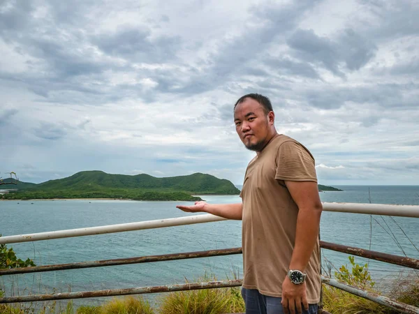 Asijské Fat Cestovatel Stojí Pohled Idylické Jeden Tropický Oceán Bílý — Stock fotografie