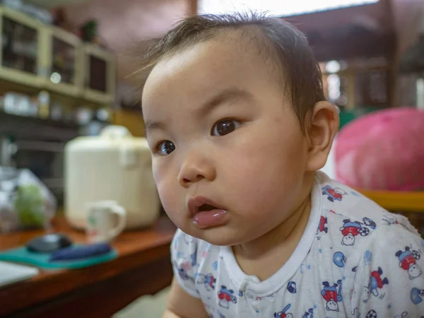 可爱英俊的亚洲男孩宝宝做一个严重的脸 当他想知道的东西 — 图库照片