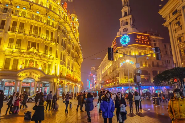 Shanghai/Çin - 24 Ocak 2015: Nanjing Road shang hai şehir Çin'sokak yürüyüş yürüyüş insanlar gece hayatı