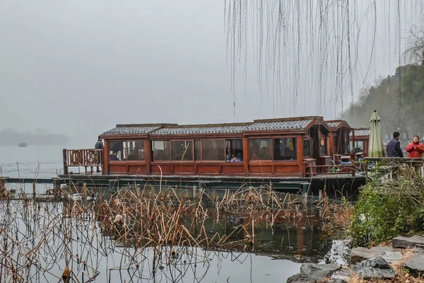 Łódź Turystyczne Jezioro Xihu West Lake Mgliste Lub Mgły Sezonie — Zdjęcie stockowe