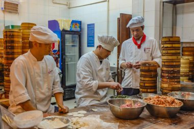 Shanghai/Çin - 25 Ocak 2015: tanımlanamayan Çince şef aşçı ve ticaret geleneksel gıda Yuyuan Garden Şanghay Çin Old City bölgesinde