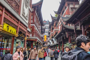 Shanghai/Çin - 25 Ocak 2015: Turist tatil Yuyuan bahçesine gel, şehir Çin shanghai