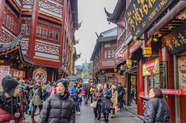 Shanghai/Çin - 25 Ocak 2015: Turist tatil Yuyuan bahçesine gel, şehir Çin shanghai