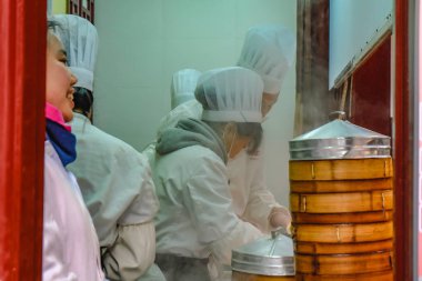 Shanghai/Çin - 27 Ocak 2015: tanımlanamayan Çince şef aşçı ve ticaret geleneksel gıda Yuyuan Garden Şanghay Çin Old City bölgesinde