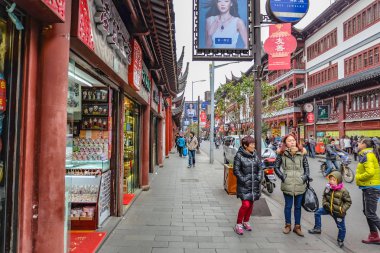 Shanghai/Çin - 27 Ocak 2015: Turist tatil Yuyuan bahçesine gel, şehir Çin shanghai