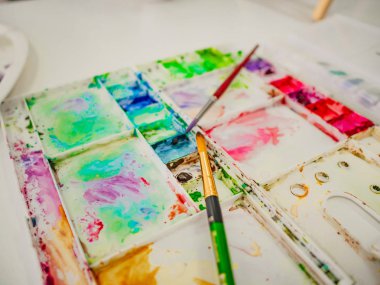 renk tepsisi masada ile boya fırçası