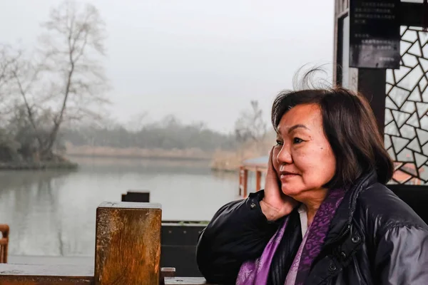 Güzel eski Asyalı kadınlar gezgin çok sakin ve huzurlu hangzhou park şehir Çin