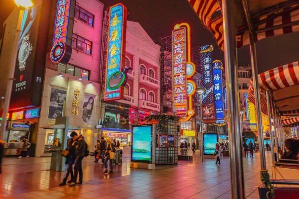 Shanghai China January 2015 Night Life People Walking Nanjing Road — Stock Photo, Image