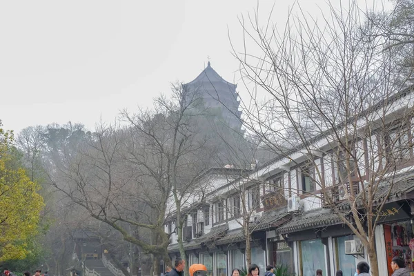 中国杭州 2015年1月26日 不明身份的中国人走在西湖 旁的人行道上 — 图库照片