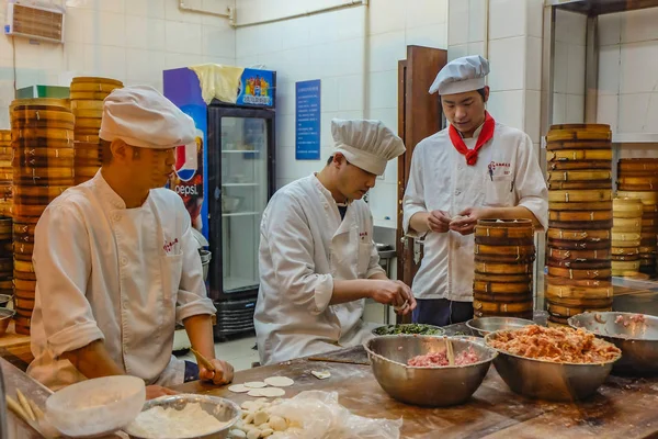 Xangai China Janeiro 2015 Cozinheiro Chinês Não Identificado Comercializar Comida — Fotografia de Stock