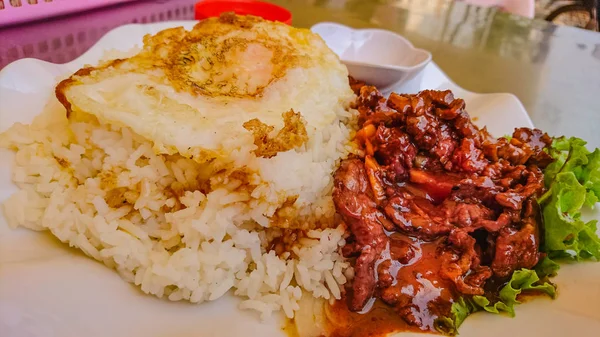 Lok Lak Beef Dengan Telur Goreng Atas Nasi Cambodia Makanan — Stok Foto