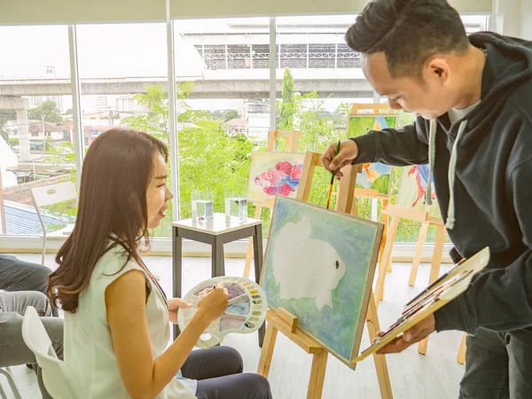 ハンサムな若いアジア人または水色アーティストを描画する方法を教えるとアーティスト学生の学習教室 魚の概念のクラス — ストック写真