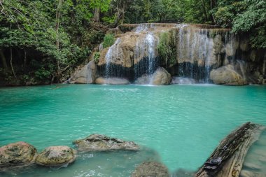 Derin orman şelale erawan Milli Parkı Kanchanaburi'deki/daki oteller Tayland doğa seyahat