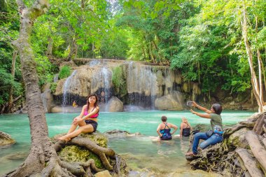 21 Kanchanaburi'deki/Tayland-Kasım 2016: derin orman şelale erawan Milli Parkı kanchanaburi, Tayland doğa seyahat turizm ile