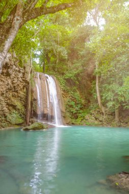 Erawan milli parkı kanchanaburi, Tayland doğa seyahat berrak su ile Derin orman şelale