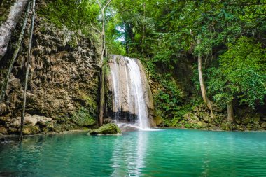 Erawan milli parkı kanchanaburi, Tayland doğa seyahat berrak su ile Derin orman şelale