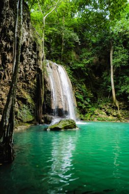 Erawan milli parkı kanchanaburi, Tayland doğa seyahat berrak su ile Derin orman şelale