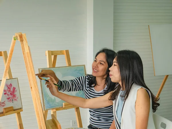 2人の若いアジアの女性アーティストが一緒に考え 最高の作品を作成するアイデアを使用して夜明け 魚の概念 — ストック写真