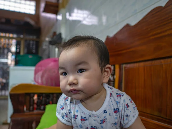 可爱和英俊的亚洲男孩婴儿或婴儿做一个像感兴趣的东西的脸 — 图库照片
