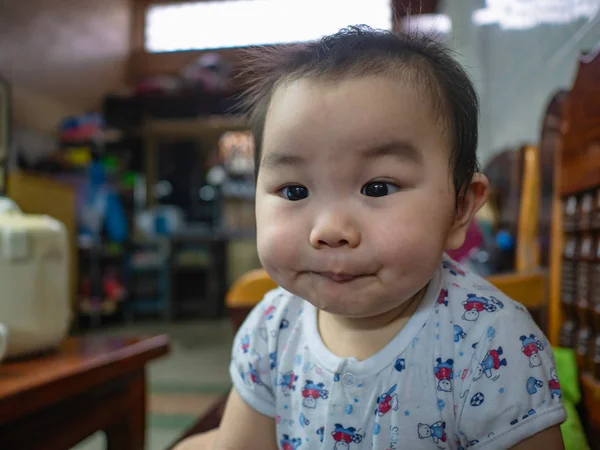 Bonito Bonito Ásia Menino Infantil Fazer Engraçado Rosto Casa — Fotografia de Stock