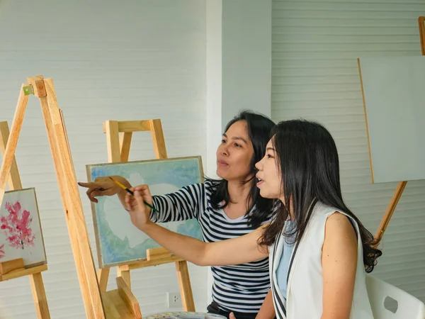 Dvě Mladé Asijské Ženy Umělec Svítání Při Použití Nápadů Myslet — Stock fotografie