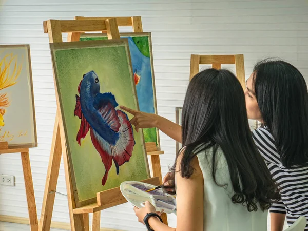 Zwei Junge Asiatische Künstlerin Morgendämmerung Bei Der Verwendung Von Ideen — Stockfoto