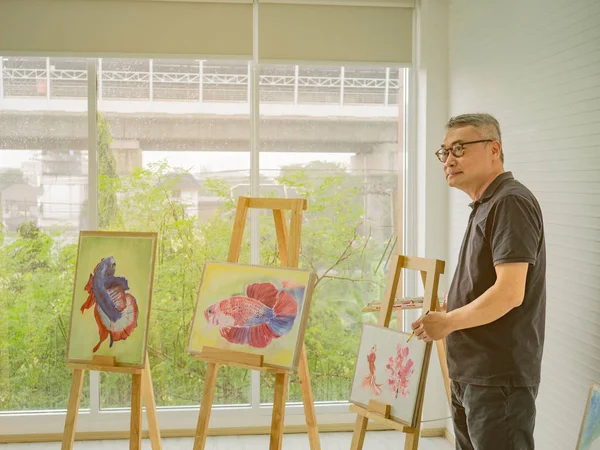 Senior Erwachsener Künstler Lehrer Unterricht Klassenzimmer Fisch Und Kunst Zeichenkonzept — Stockfoto