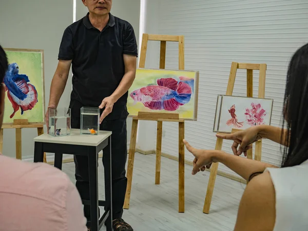 Senior Erwachsener Künstler Lehrer Unterrichtet Seine Schüler Klassenzimmer Fisch Und — Stockfoto