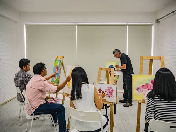 Professor Artista Adulto Sênior Ensinando Sala Aula Peixe Arte Desenho — Fotografia de Stock