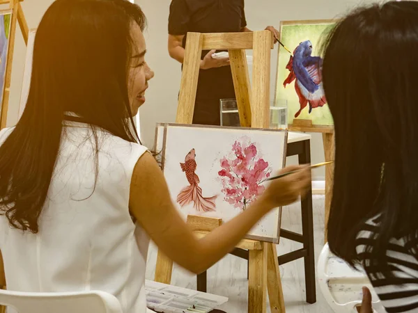 Zwei Junge Asiatische Künstlerin Morgendämmerung Bei Der Verwendung Von Ideen — Stockfoto