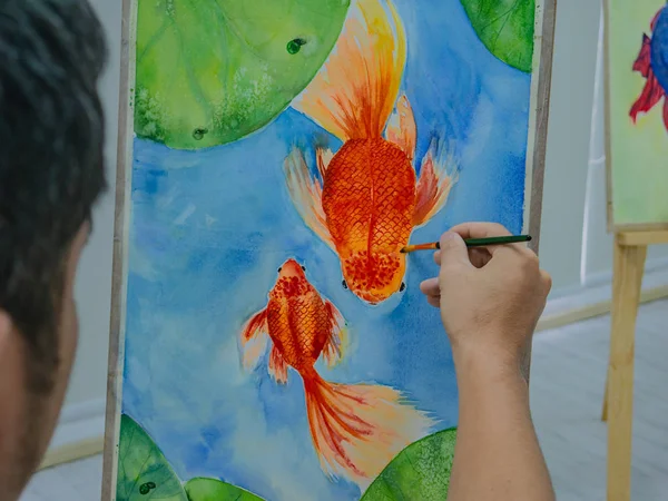 Genç Erkek Ressam Suluboya Balık Boyası Çiziyor Balık Sanat Örtüşüyor — Stok fotoğraf