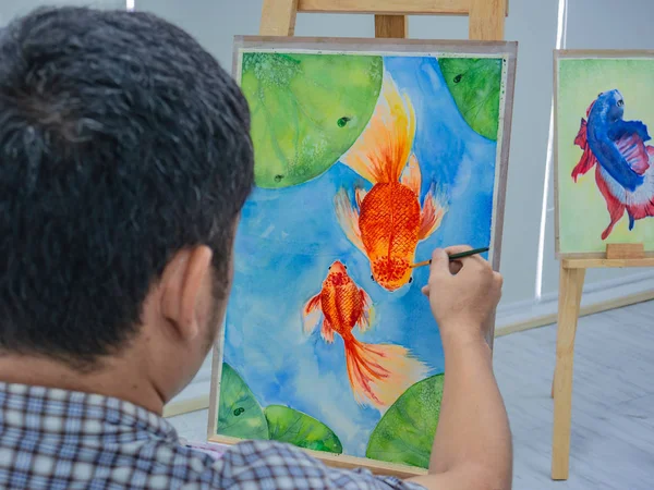 Junger Männlicher Künstler Zeichnet Aquarell Fischfarbe Fische Und Kunstkonzept — Stockfoto