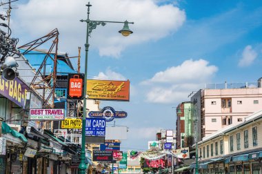 Bangkok / Tayland-30 Mayıs 2020: Khao san yolu 19 mevki altında. Khaosan Yolu Bangkok 'un orta kesiminde ve Tayland' da ünlü bir gece hayatı merkezidir. Hala bir gece pazarı.