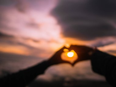 Siluet Kalp El 'in soyut Bulanık Fotoğrafı Dağda Gün Doğumu tabelası