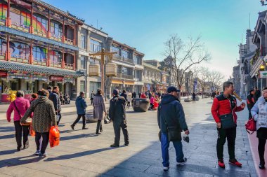 Pekin / Çin - 24 Şubat 2017: Çin 'in başkenti Pekin' in ünlü caddesi Qianmen caddesinde yürüyen yabancı Çinli ya da turist
