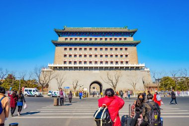 Pekin / Çin - 24 Şubat 2017: Qianmen Caddesi 'nde Zhengyang Kapısı yakınında yürüyen yabancı Çinli veya turist. Qianmen Caddesi, Pekin' in başkenti Çin 'in ünlü caddesidir.