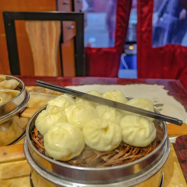 Çin Lokantasında Küçük Buharlı Çörekleri Kapatın — Stok fotoğraf