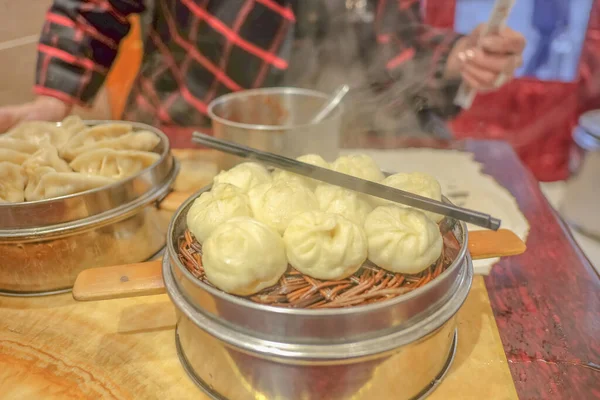 Çin Lokantasında Küçük Buharlı Çörekleri Kapatın — Stok fotoğraf