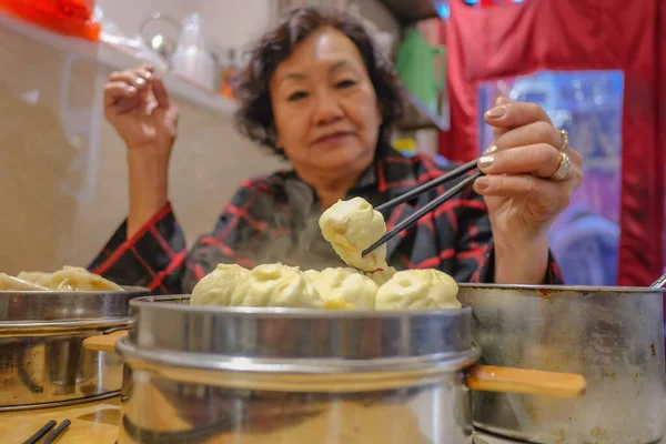 Defocus Wanita Asia Senior Makan Roti Uap Kecil Restoran Cina — Stok Foto