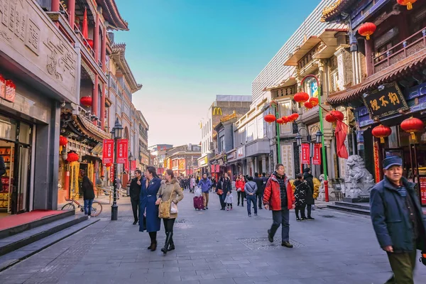 Pekin / Çin - 24 Şubat 2017: Çin 'in başkenti Pekin' in ünlü caddesi Qianmen caddesinde yürüyen yabancı Çinli ya da turist