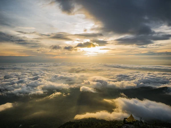 Bella Sunrise Sky Con Mare Della Nebbia Mattino Sul Monte — Foto Stock