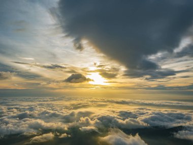 Sukhothai bölgesindeki Ramkhamhaeng Ulusal Parkı 'ndaki Khao Luang Dağı' nda sabah sisli bir deniz ile güzel bir gün doğumu.