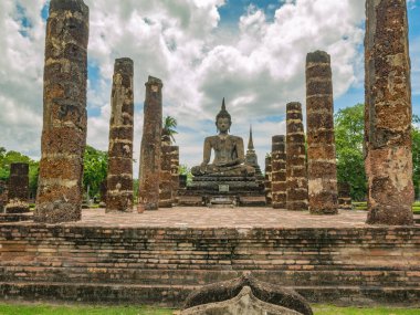 Sukhothai tarihi parkında, Tayland 'da Wat mahathat tapınak bölgesindeki antik heykel harabesi