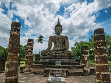Sukhothai tarihi parkındaki Wat mahathat tapınak bölgesinde antik heykel ve 