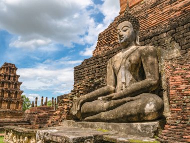 Wat mahathat tapınak bölgesindeki Buda heykeli harabesi Sukhothai tarihi parkı, Tayland şehri