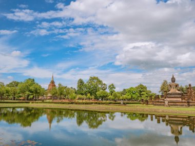 Pagoda harabeleri ve Wat mahathat tapınağı bölgesinde heykel ve sudaki yansıma Sukhothai tarihi parkı, Tayland şehri