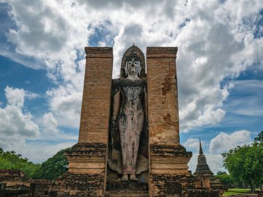 Buda heykeli Wat mahathat tapınak bölgesinde Sukhothai tarihi parkında, Tayland şehrinde duruyor.