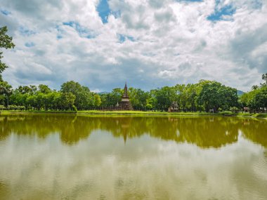 Sukhothai tarihi parkındaki Pagoda harabesi ve heykel yansıması Tayland 'da.