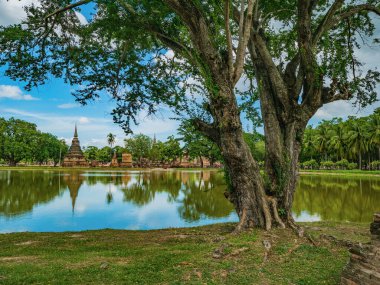 Sukhothai tarihi parkında Pagoda 'nın yıkıntısı ve heykel yansıması Tayland' ın Sukhothai şehrinde